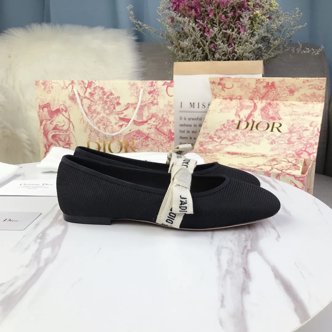 p440👟👟 DIOR Dior counter's new bow🎀webbed flat ballet shoes👯 The simple round-toed flats immediately enhance a lot of elegance and girlish innocence when paired with the J'adior woven strap. They feel very fairy tale and girlish, and they are super beautiful to wear💦It also has an elegant name miss j'adior. When you go shopping, you will definitely turn heads💯 The lining and feet are made of the same cowhide lining as the original, and the original film-free genuine leather outsole imported from Italy! Code number: 35-41 (40041 customized, non-returnable)